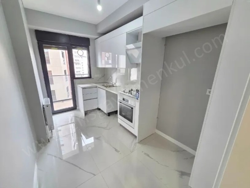 İSTANBUL KADIKÖY Havuzlu, Güvenlikli Sitede, Balkonlu, 2 Banyolu, 75 m² Net 2+1