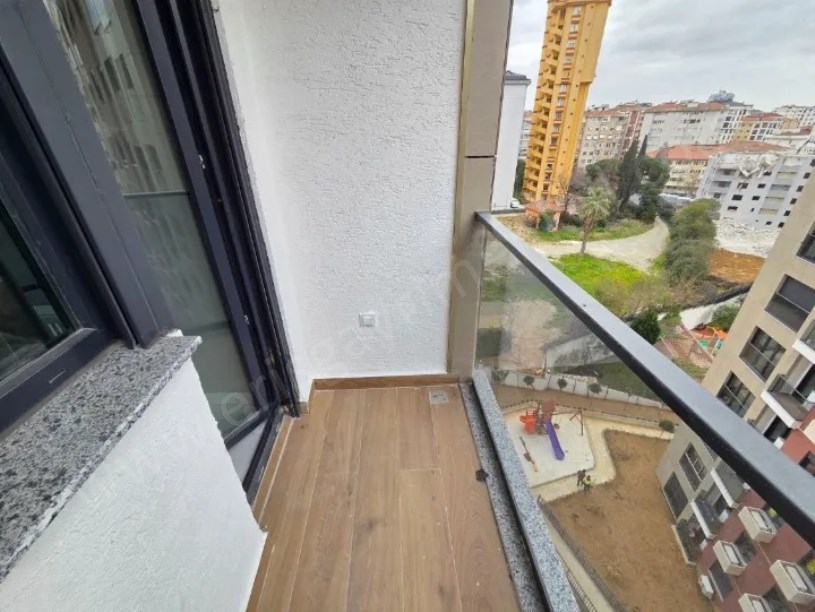 İSTANBUL KADIKÖY Havuzlu, Güvenlikli Sitede, Balkonlu, 2 Banyolu, 75 m² Net 2+1