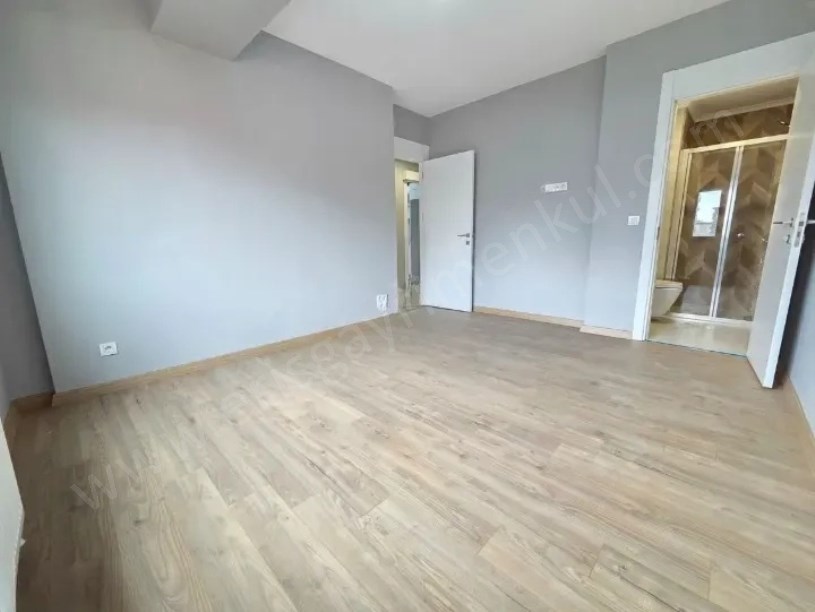 İSTANBUL KADIKÖY Havuzlu, Güvenlikli Sitede, Balkonlu, 2 Banyolu, 75 m² Net 2+1