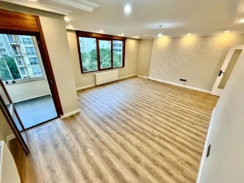 İSTANBUL KADIKÖY Caddebostanda Bağdat Caddesi Yakını, Balkonlu 3+1 Lüks Daire