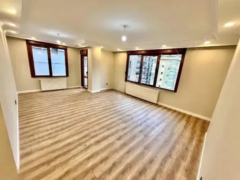 İSTANBUL KADIKÖY Caddebostanda Bağdat Caddesi Yakını, Balkonlu 3+1 Lüks Daire
