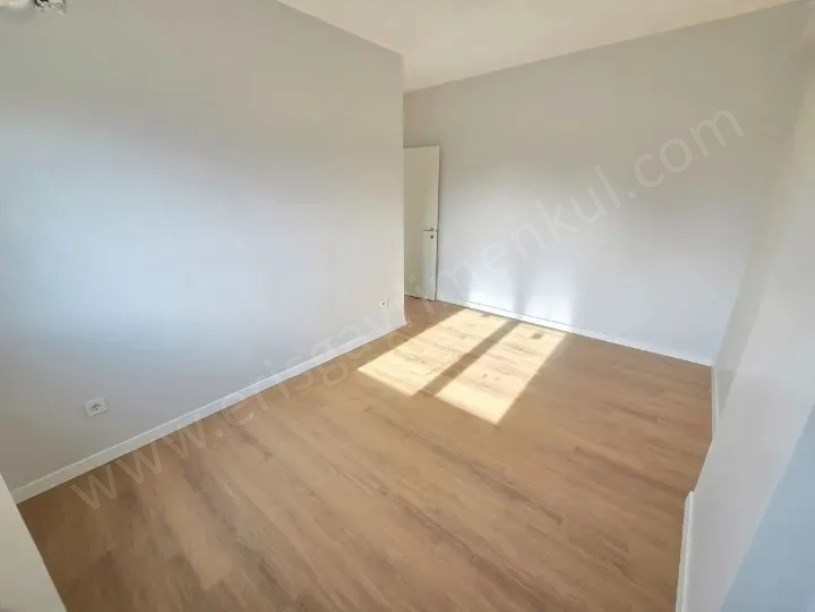 ŞENESENEVLERDE METROYA VE MİNİBÜSE CAD.NE YAKIN 3+1 DAİRE