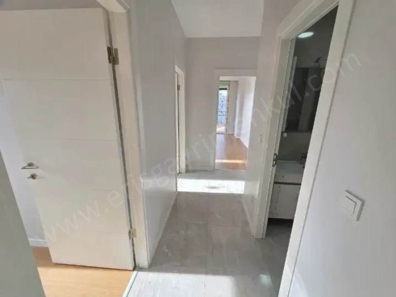 ŞENESENEVLERDE METROYA VE MİNİBÜSE CAD.NE YAKIN 3+1 DAİRE