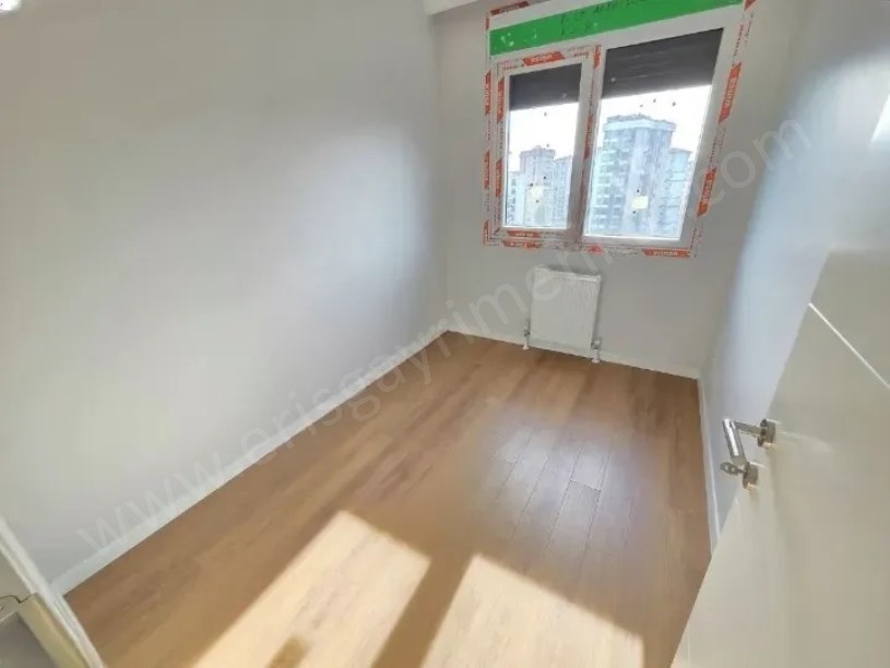 ŞENESENEVLERDE METROYA VE MİNİBÜSE CAD.NE YAKIN 3+1 DAİRE