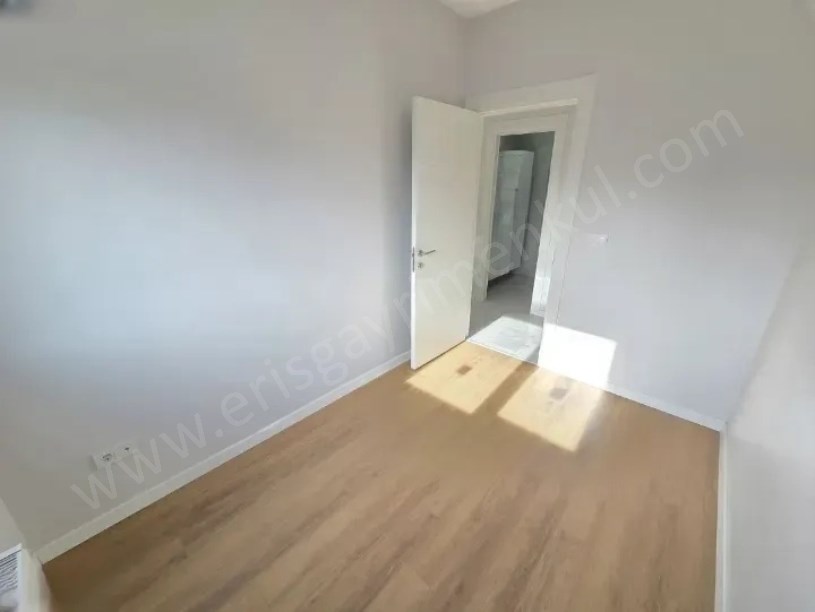 ŞENESENEVLERDE METROYA VE MİNİBÜSE CAD.NE YAKIN 3+1 DAİRE