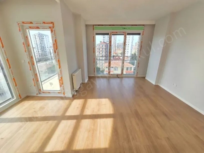 ŞENESENEVLERDE METROYA VE MİNİBÜSE CAD.NE YAKIN 3+1 DAİRE