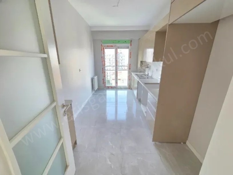 ŞENESENEVLERDE METROYA VE MİNİBÜSE CAD.NE YAKIN 3+1 DAİRE