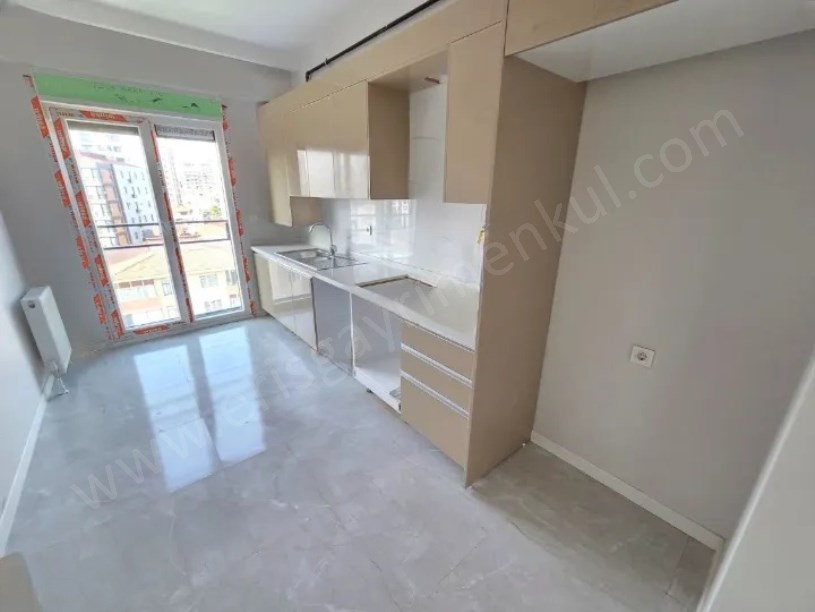ŞENESENEVLERDE METROYA VE MİNİBÜSE CAD.NE YAKIN 3+1 DAİRE
