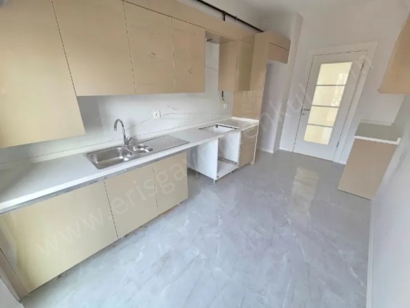 ŞENESENEVLERDE METROYA VE MİNİBÜSE CAD.NE YAKIN 3+1 DAİRE