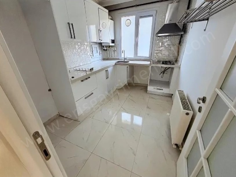 İSTANBUL KADIKÖY KOZZY AVM YE KOMŞU  2+1 70 M2 NET ARAKAT