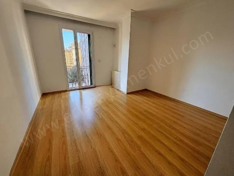 İSTANBUL KADIKÖY KOZZY AVM YE KOMŞU  2+1 70 M2 NET ARAKAT