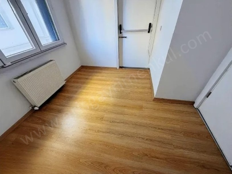 İSTANBUL KADIKÖY KOZZY AVM YE KOMŞU  2+1 70 M2 NET ARAKAT
