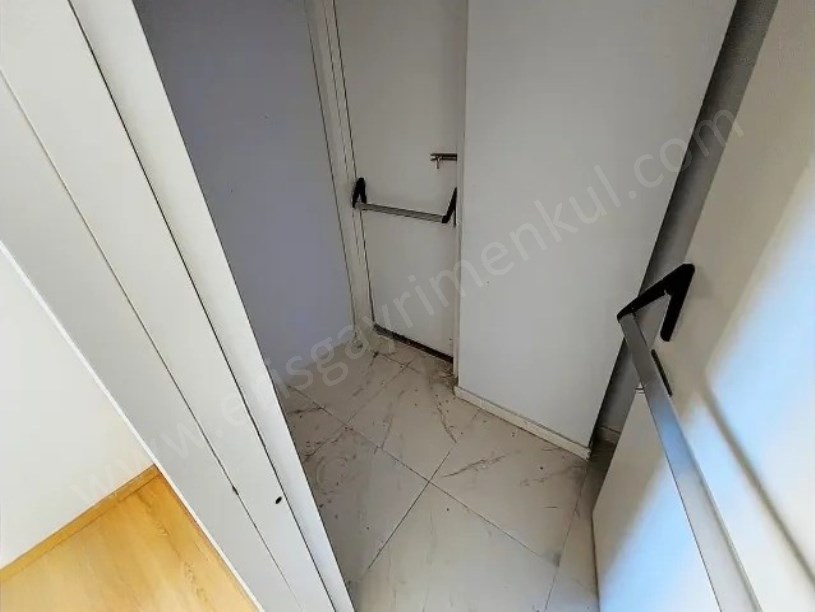 İSTANBUL KADIKÖY KOZZY AVM YE KOMŞU  2+1 70 M2 NET ARAKAT