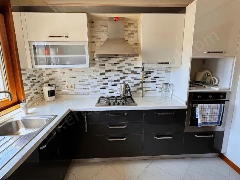 İSTANBUL  KADIKÖY FENERYOLU SOKAKTA SATILIK 3+1 DAİRE