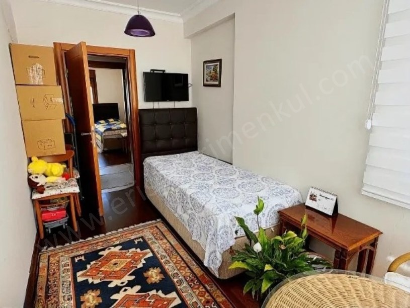 İSTANBUL  KADIKÖY FENERYOLU SOKAKTA SATILIK 3+1 DAİRE
