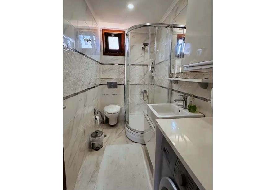 İSTANBUL  KADIKÖY FENERYOLU SOKAKTA SATILIK 3+1 DAİRE