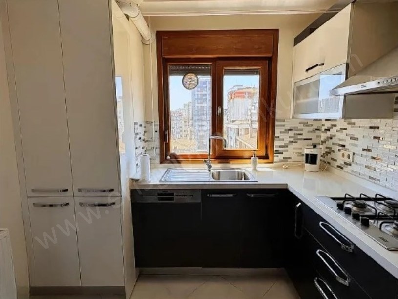 İSTANBUL  KADIKÖY FENERYOLU SOKAKTA SATILIK 3+1 DAİRE