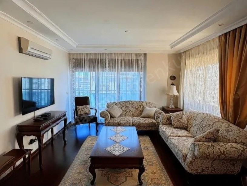 İSTANBUL  KADIKÖY FENERYOLU SOKAKTA SATILIK 3+1 DAİRE