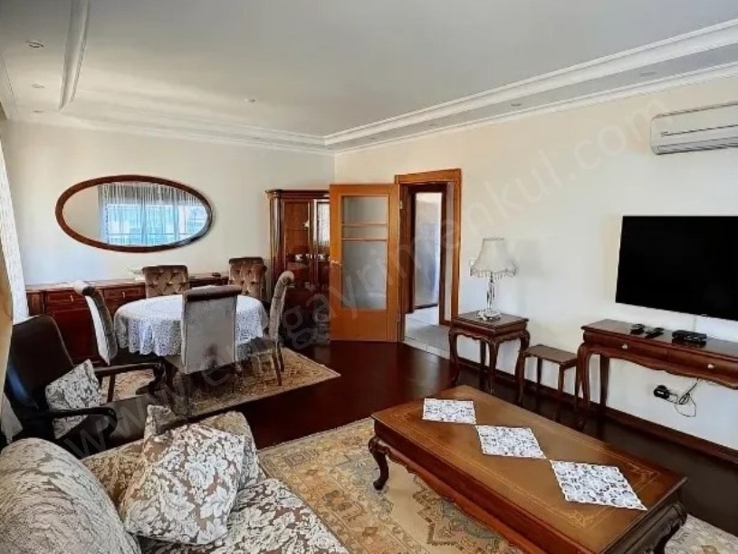İSTANBUL  KADIKÖY FENERYOLU SOKAKTA SATILIK 3+1 DAİRE