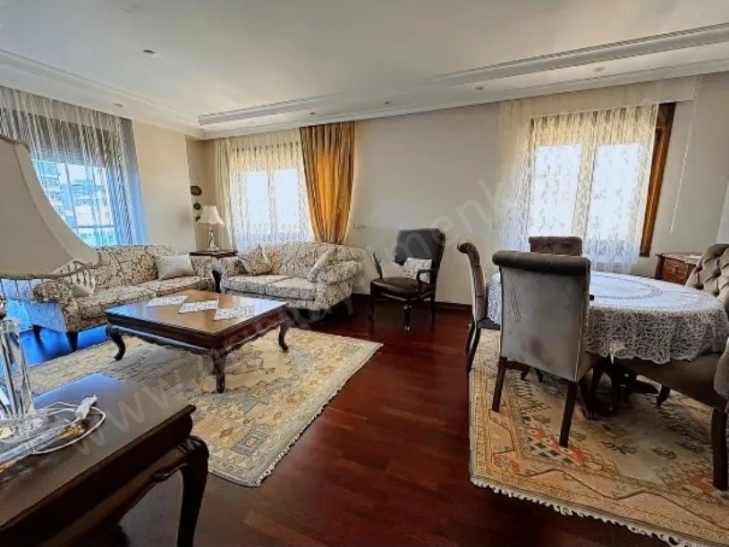 İSTANBUL  KADIKÖY FENERYOLU SOKAKTA SATILIK 3+1 DAİRE