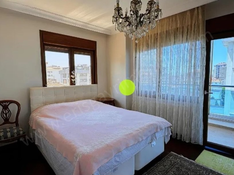 İSTANBUL  KADIKÖY FENERYOLU SOKAKTA SATILIK 3+1 DAİRE