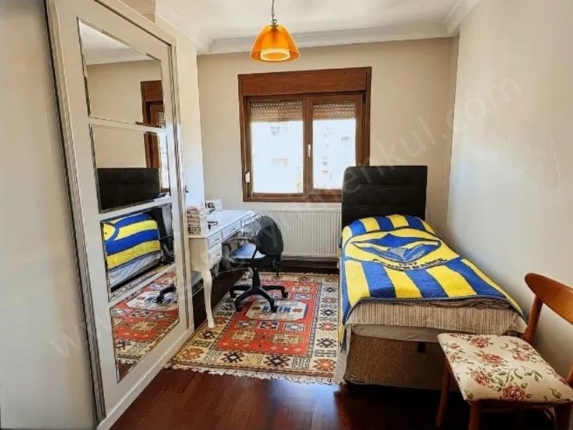 İSTANBUL  KADIKÖY FENERYOLU SOKAKTA SATILIK 3+1 DAİRE