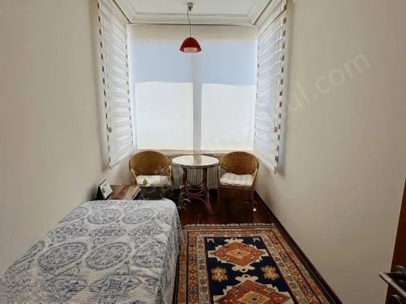 İSTANBUL  KADIKÖY FENERYOLU SOKAKTA SATILIK 3+1 DAİRE