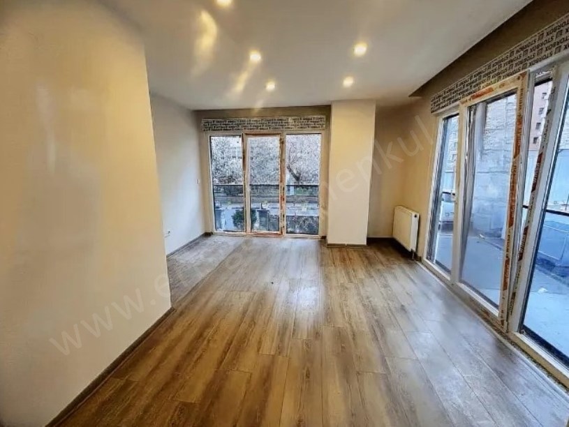 KADİKÖY CADDEBOSTANDA 2+1 KEYİFLİ YÜKSEK GİRİŞ DAİRE.