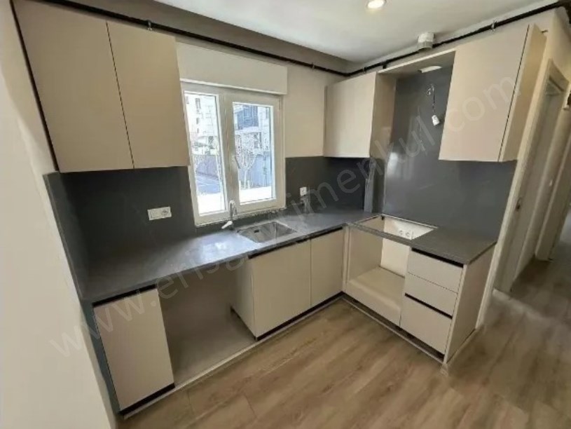 KADİKÖY CADDEBOSTANDA 2+1 KEYİFLİ YÜKSEK GİRİŞ DAİRE.