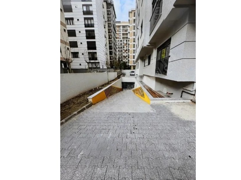KADİKÖY CADDEBOSTANDA 2+1 KEYİFLİ YÜKSEK GİRİŞ DAİRE.