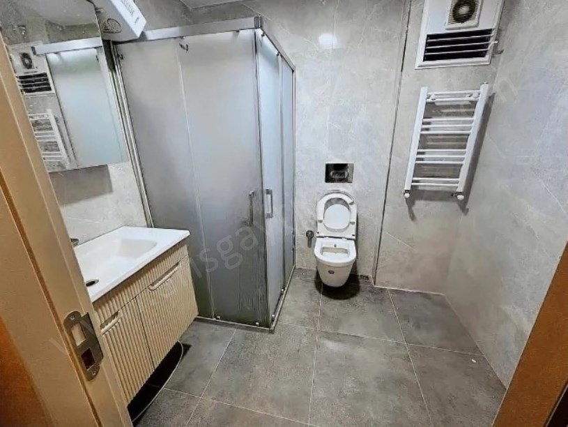 KADİKÖY CADDEBOSTANDA 2+1 KEYİFLİ YÜKSEK GİRİŞ DAİRE.