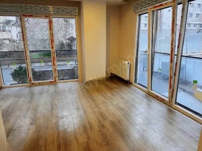 KADİKÖY CADDEBOSTANDA 2+1 KEYİFLİ YÜKSEK GİRİŞ DAİRE.