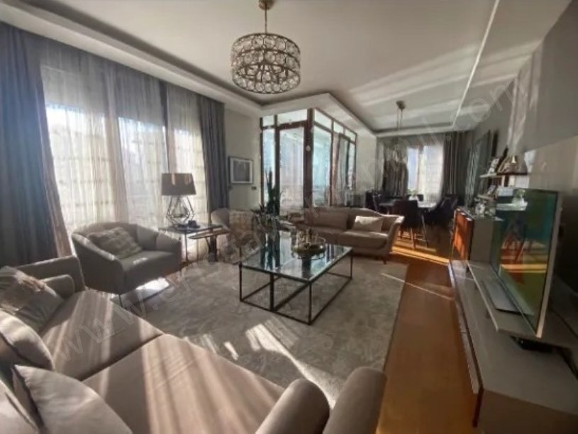KOZYATAĞINDA ÖNÜ KAPANMAZ FERAH BALKONLU 3+1 EBEVEYN BANYOLU SATILIK DAİRE