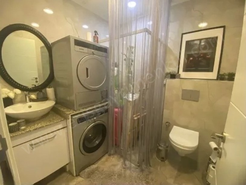 KOZYATAĞINDA ÖNÜ KAPANMAZ FERAH BALKONLU 3+1 EBEVEYN BANYOLU SATILIK DAİRE