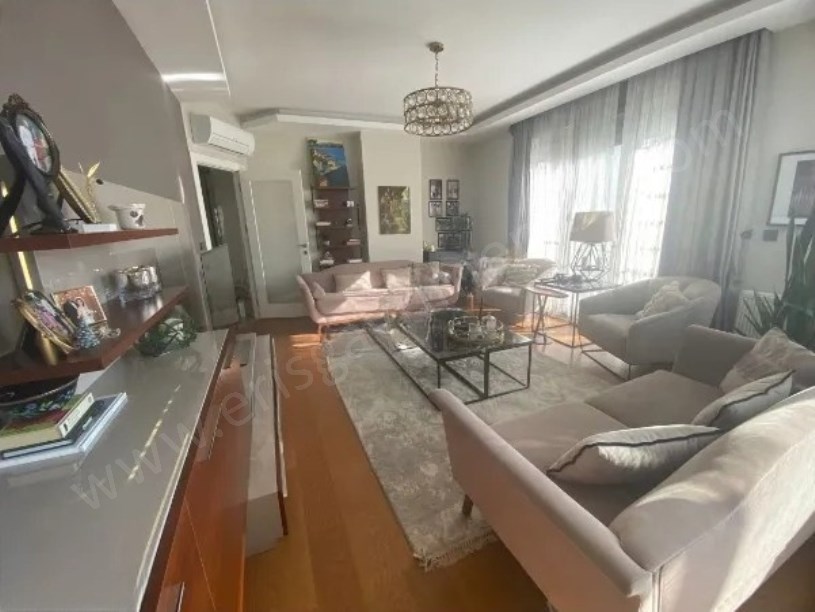 KOZYATAĞINDA ÖNÜ KAPANMAZ FERAH BALKONLU 3+1 EBEVEYN BANYOLU SATILIK DAİRE
