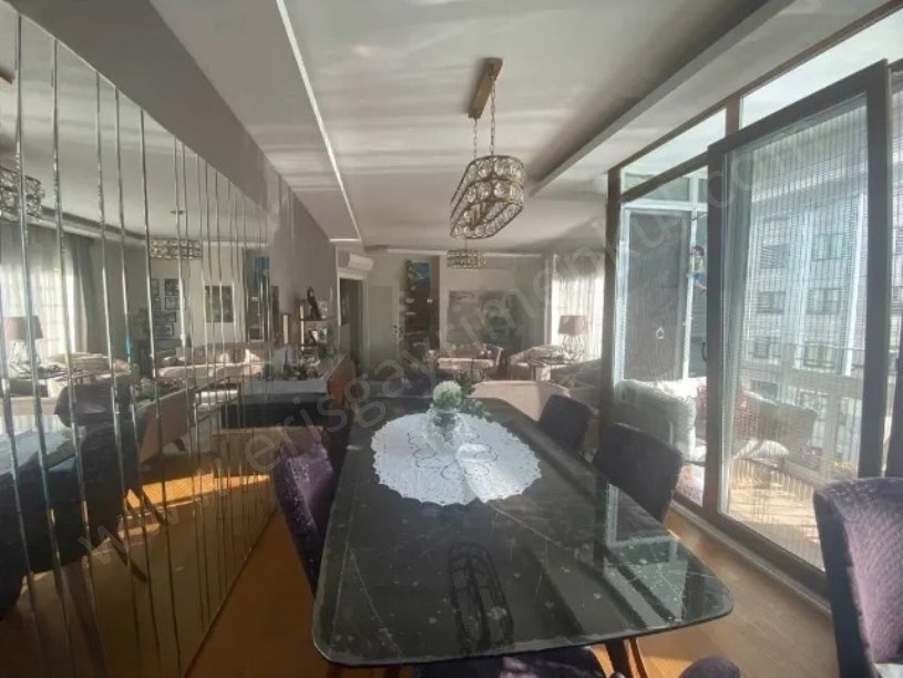 KOZYATAĞINDA ÖNÜ KAPANMAZ FERAH BALKONLU 3+1 EBEVEYN BANYOLU SATILIK DAİRE