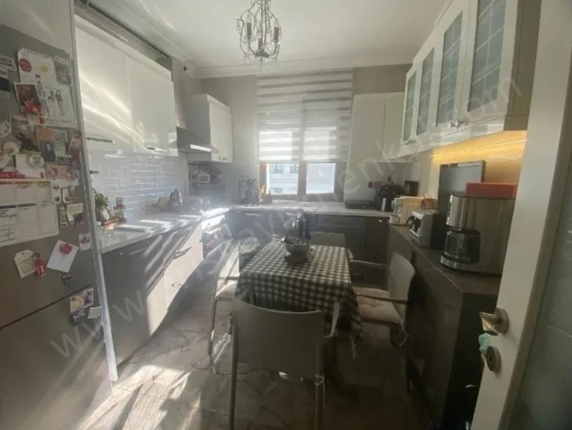 KOZYATAĞINDA ÖNÜ KAPANMAZ FERAH BALKONLU 3+1 EBEVEYN BANYOLU SATILIK DAİRE