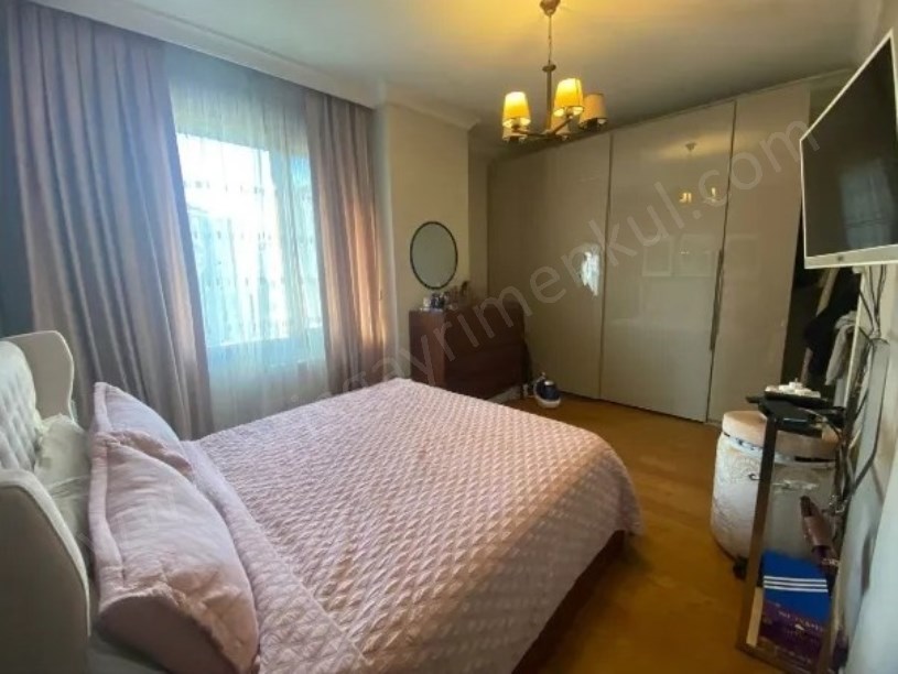 KOZYATAĞINDA ÖNÜ KAPANMAZ FERAH BALKONLU 3+1 EBEVEYN BANYOLU SATILIK DAİRE