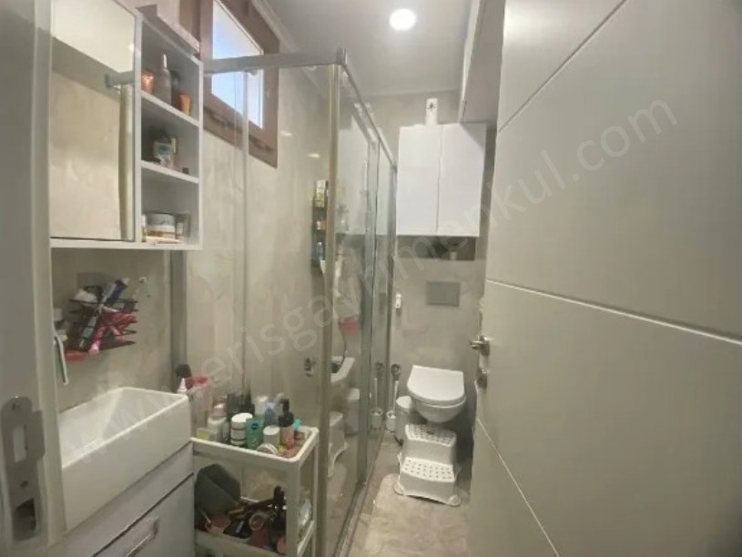 KOZYATAĞINDA ÖNÜ KAPANMAZ FERAH BALKONLU 3+1 EBEVEYN BANYOLU SATILIK DAİRE