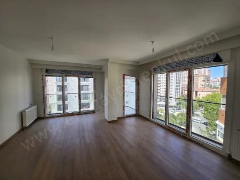 KADIKÖY KOZYATAĞI YENİ BİNADA GENİŞ BALKONLU 2+1 BOŞ OTURUMA HAZIR SIFIR DAİRE
