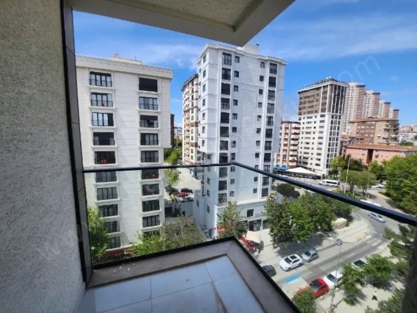 KADIKÖY KOZYATAĞI YENİ BİNADA GENİŞ BALKONLU 2+1 BOŞ OTURUMA HAZIR SIFIR DAİRE