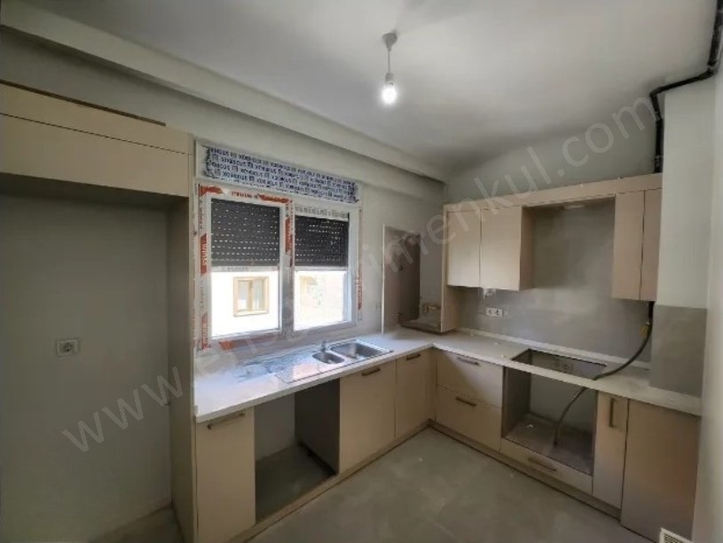 KADIKÖY KOZYATAĞI YENİ BİNADA GENİŞ BALKONLU 2+1 BOŞ OTURUMA HAZIR SIFIR DAİRE