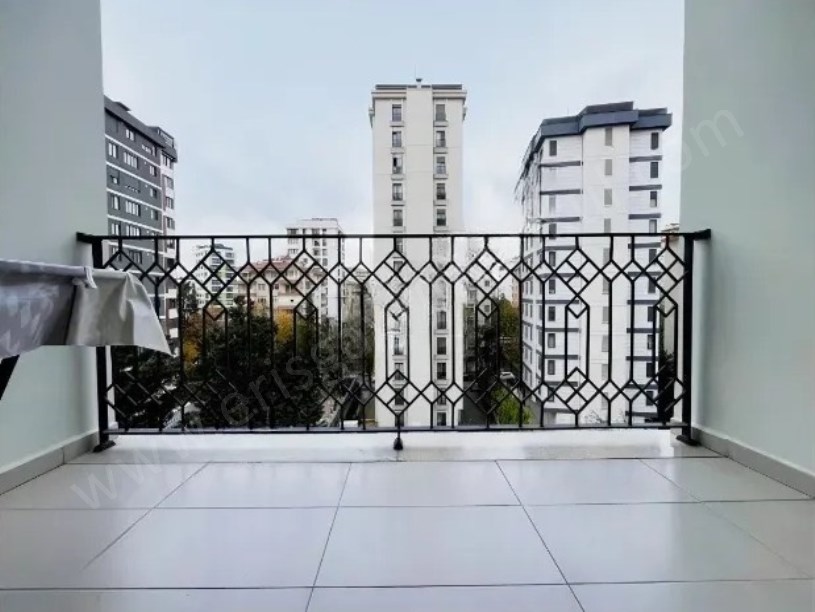KOZYATAĞINDA 2015 YAPIMI ÇİFT BALKONLU,E.BANYOLU 95m2 2+1 DAİRE