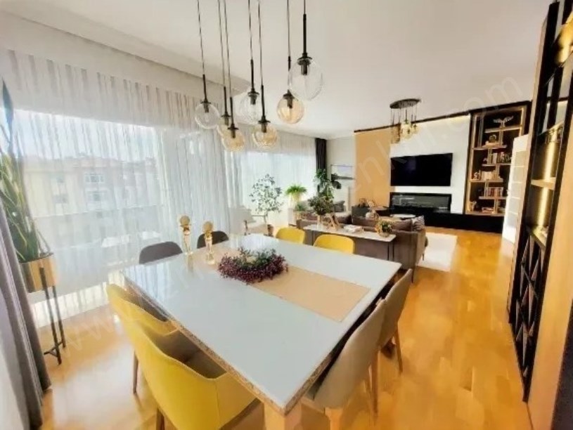 BOSTANCI MARMARAYA YAKIN MERKEZİ KONUMDA GENİŞ BALKON EBEVEYN BANYOLU 3+1 SATILIK DAİRE