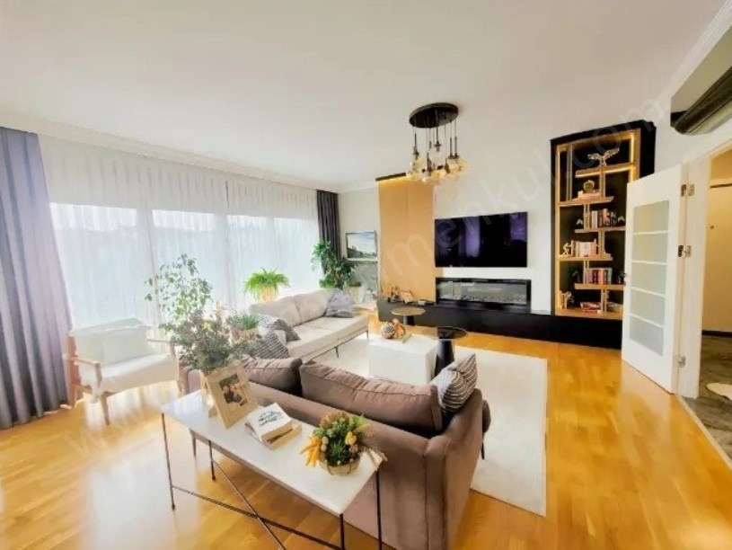 BOSTANCI MARMARAYA YAKIN MERKEZİ KONUMDA GENİŞ BALKON EBEVEYN BANYOLU 3+1 SATILIK DAİRE