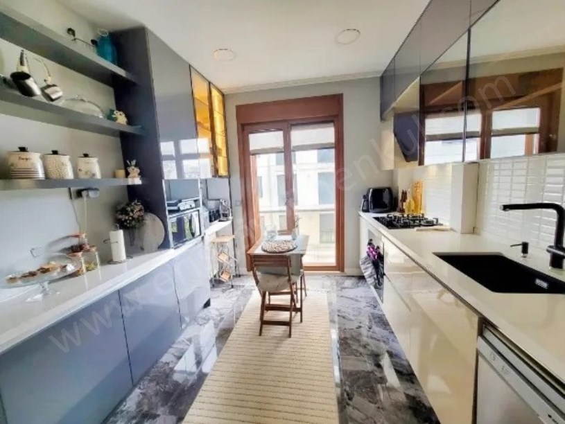BOSTANCI MARMARAYA YAKIN MERKEZİ KONUMDA GENİŞ BALKON EBEVEYN BANYOLU 3+1 SATILIK DAİRE