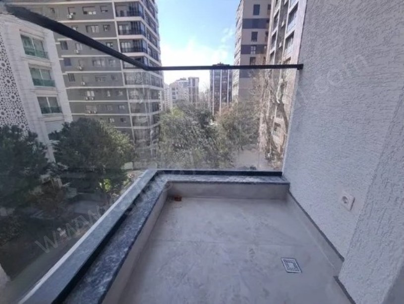 Kadıköy Suadiye de Balkonlu Sıfır Binada Geniş 3+1 Satılık Daire