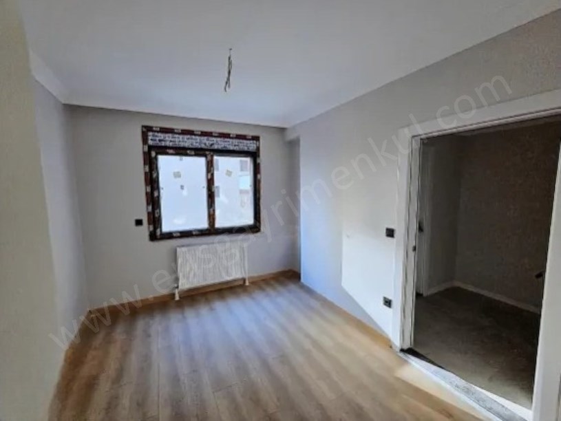 KADIKÖY MİNİBÜS CADDESİNDE  YENİ BİNA BALKONLU 3+1 FIRSAT DAİRE
