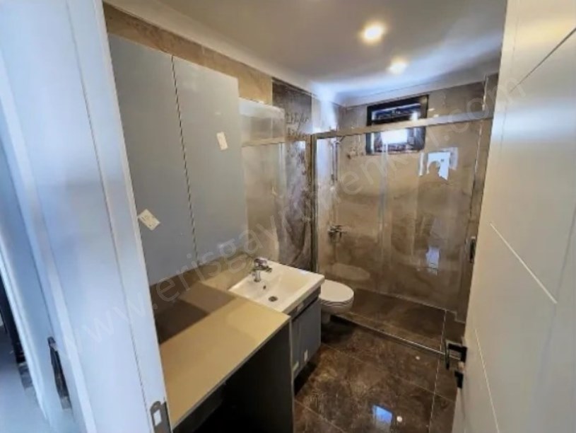 KADIKÖY MİNİBÜS CADDESİNDE  YENİ BİNA BALKONLU 3+1 FIRSAT DAİRE