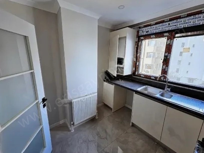 KADIKÖY MİNİBÜS CADDESİNDE  YENİ BİNA BALKONLU 3+1 FIRSAT DAİRE